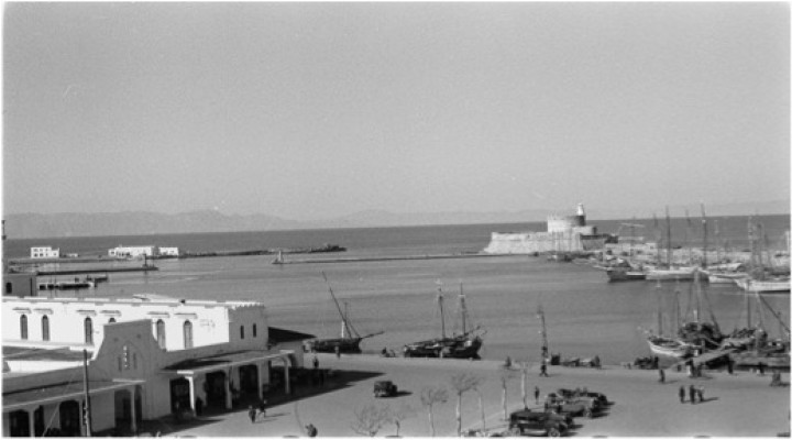 Φωτογραφίες  του λιμανιού  του Μαντρακιού  αμέσως μετά τον πόλεμο